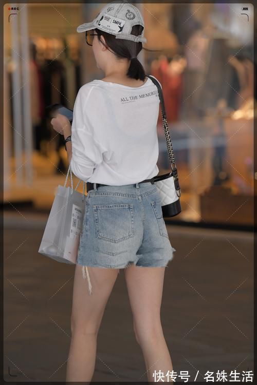 小姐姐|街拍美女:白色T恤+牛仔短裤,显白美丽,凸显小姐姐性感魅力