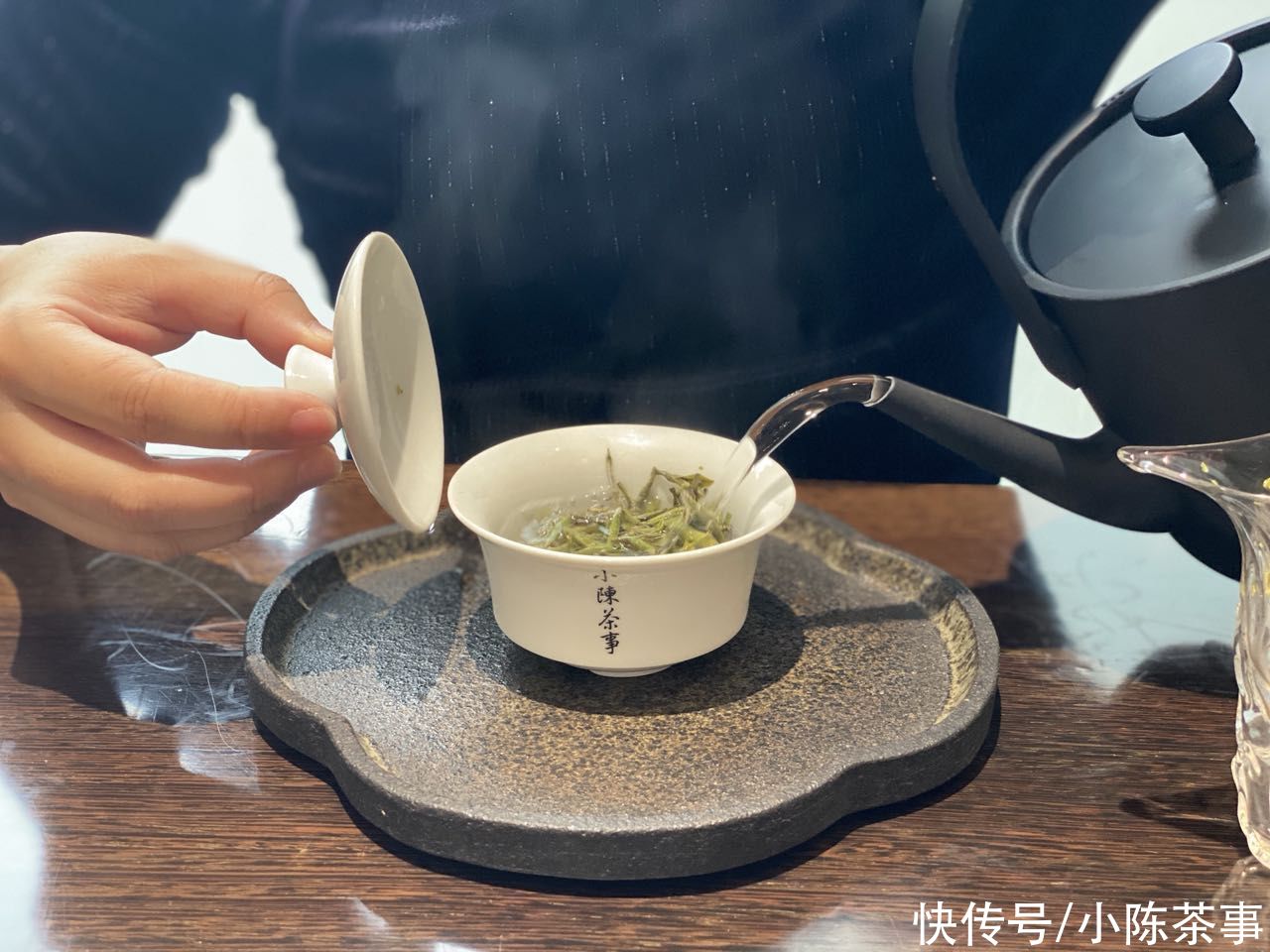 白茶|90℃的温水，100℃的沸水，哪个才是冲泡白茶的最优解？