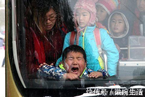 危险|5岁儿子坐公交时突然大哭，妈妈马上拨打110，乘客都说孩子太聪明