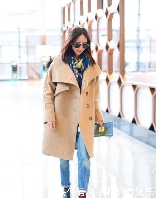 张钧|张钧甯又穿出好气质, 穿卡其色大衣时配花色围巾, 相当有范!