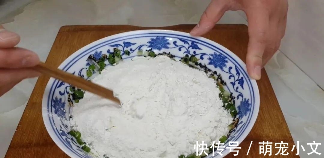 芝麻鸡蛋这样做，撒1把葱花，比鸡蛋饼都好吃，出锅孩子抢着吃
