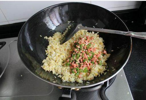 做蛋炒饭,先炒蛋呢还是先炒饭呢很多人做的不对,难怪不好吃