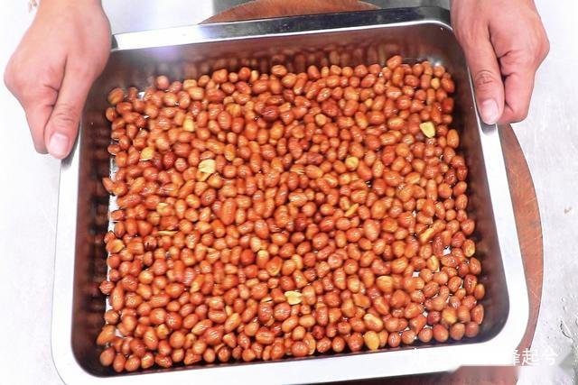 炸好花生米、直接撒盐是错的!饭店常用这1招,花生香脆久放不潮