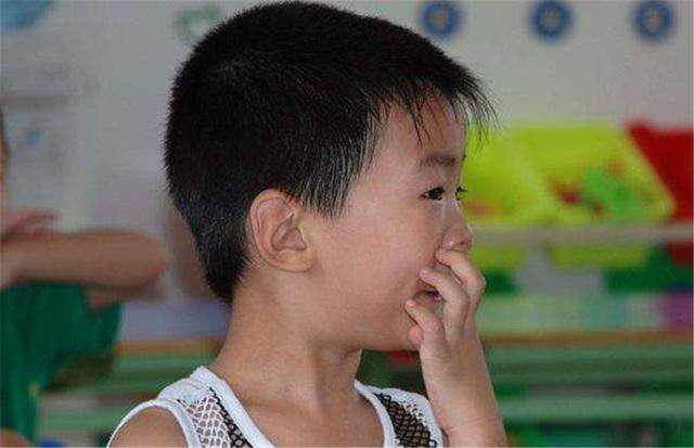 鼻腔|经常“挖鼻孔”的孩子,长大逃不出这3种结局,父母别不当回事