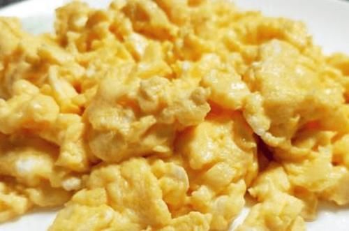 鸡蛋怎么做才营养?把油换成水,炒出的鸡蛋嫩滑无比,营养美味