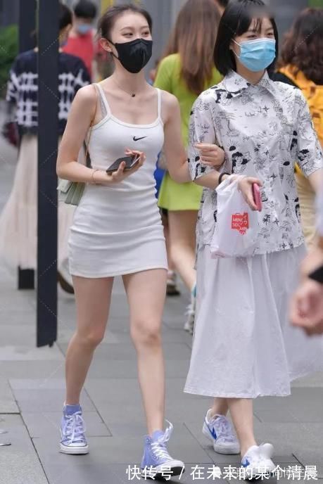 颜值超高|闺蜜姐妹花颜值超高,连头发长度都一样,穿一身休闲装上街