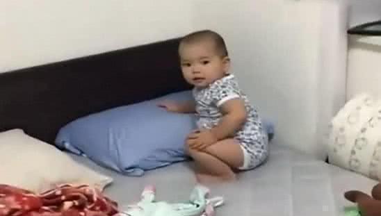 人精|宝宝想让妈妈哄着睡觉,不惜这样做,简直就是人精!