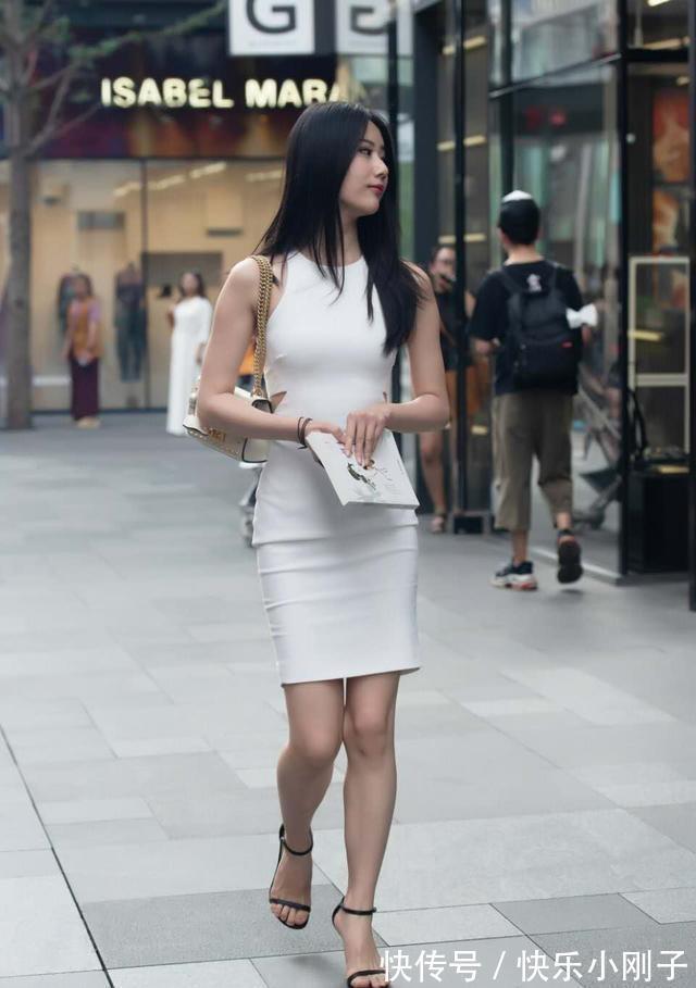 黑白灰 连衣裙要搭配一双浅色的鞋子,才能避免单调无趣,都很方便