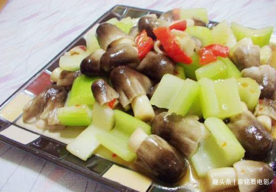 美食推荐香辣烤翅、辣椒小炒肉、西芹炒蘑菇、鸡蛋酿肉丸的做法