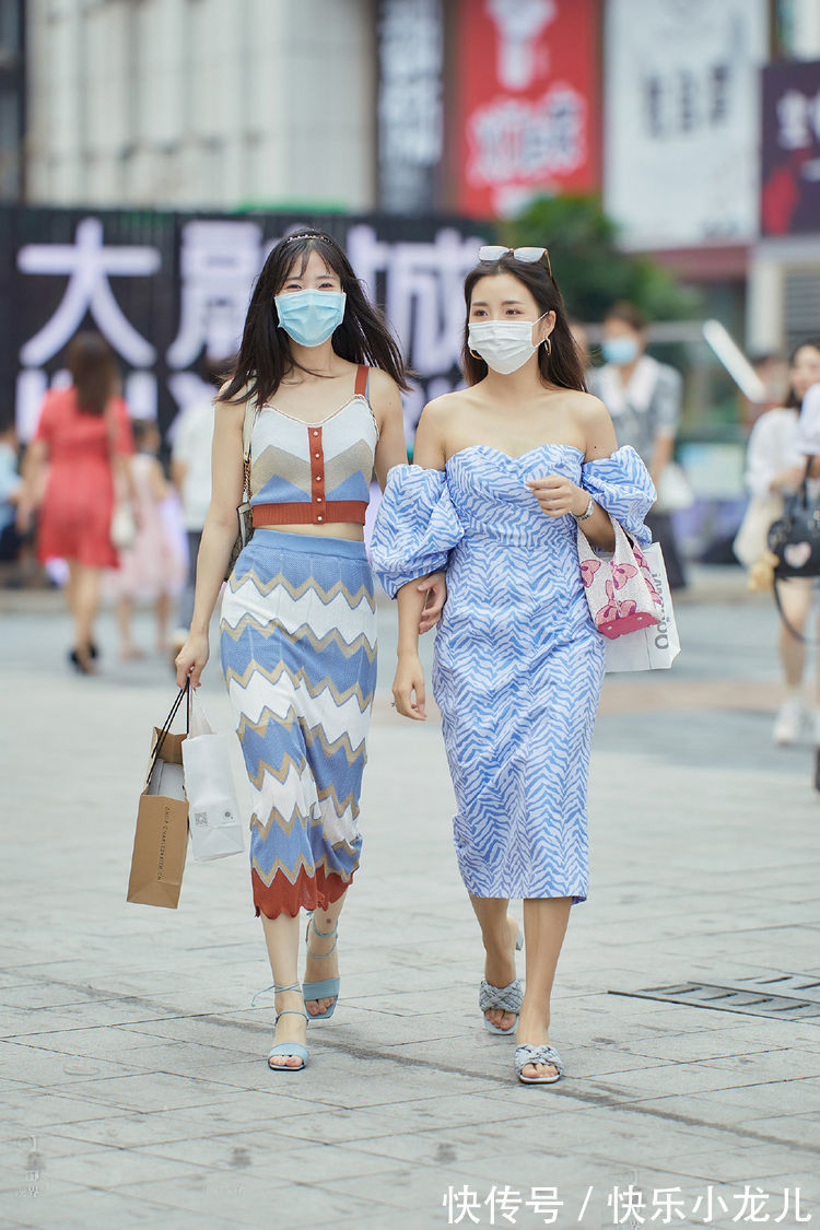 街拍 细细的锯齿条纹一字肩连衣裙，淡蓝色的衬托，清凉时尚又优雅美丽