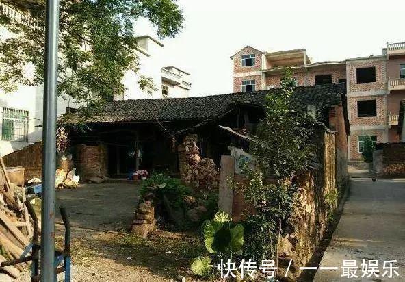 盖房|堂哥花20万盖房,盖一半没钱了,直接入住毛坯房,被全村人嘲笑!