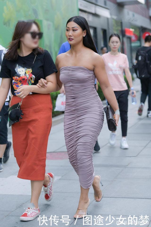 欧美风的妆容,当然要配欧美风的衣服,设计感连衣裙就不错