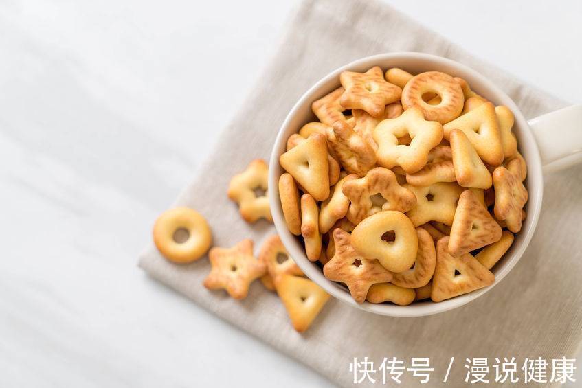 降血糖|新研究:吃饼干就能治疗糖尿病?避免并发症,糖友还需做好3件事