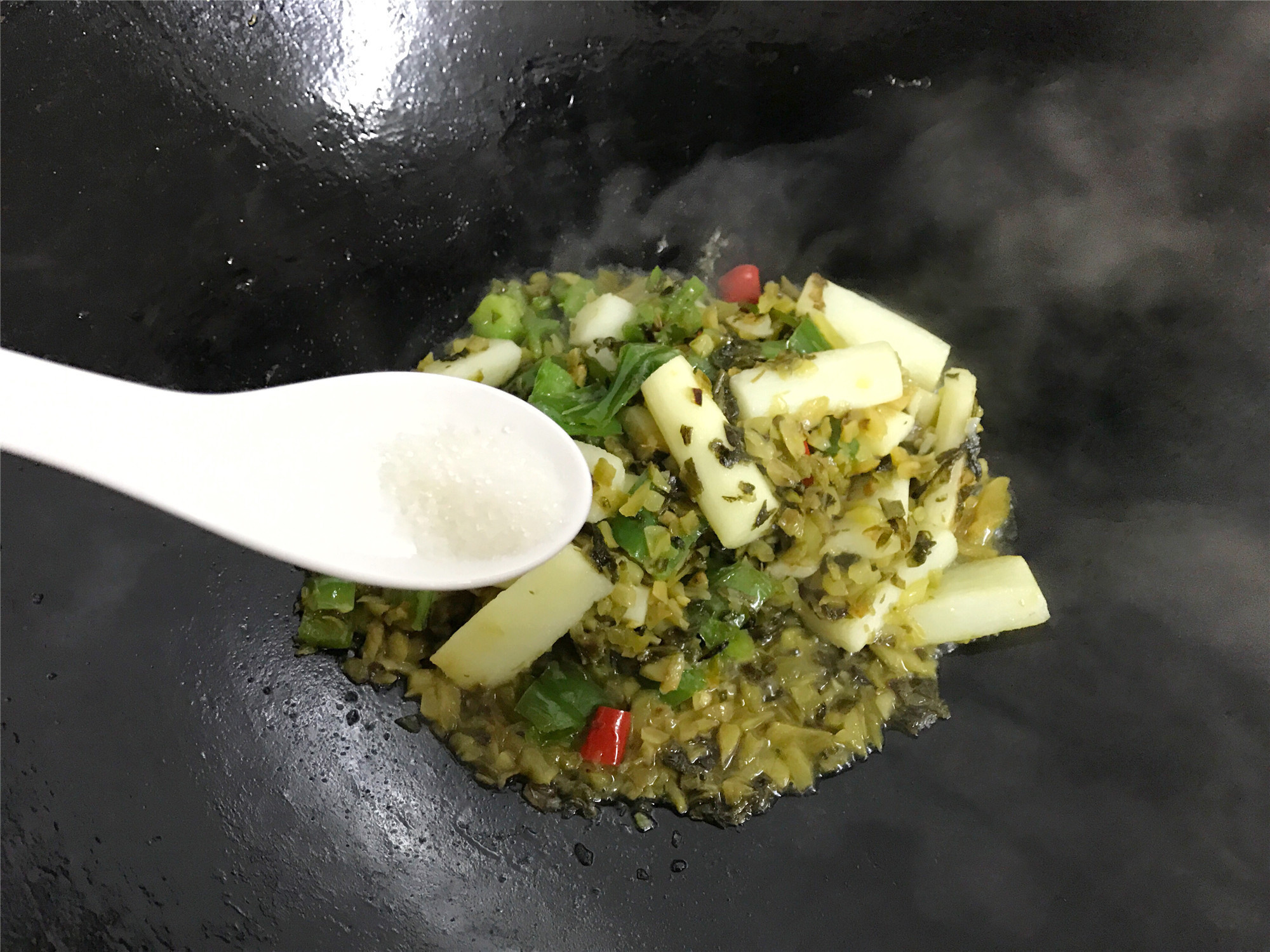 山药此做法,比大鱼大肉还好吃,鲜美下饭,我家隔三差五做一次