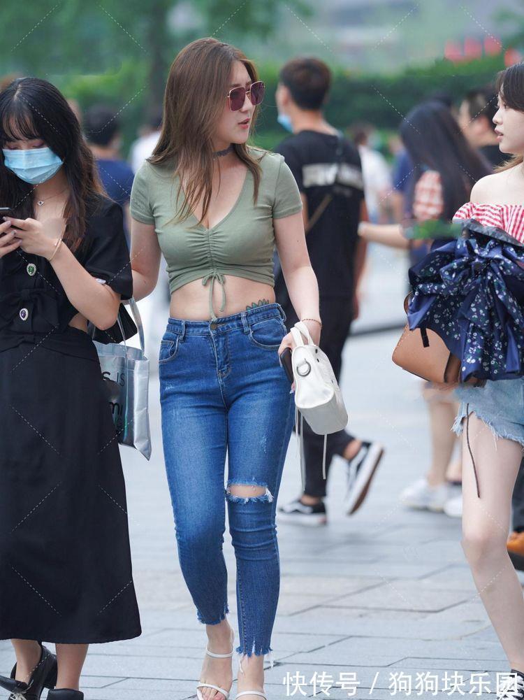 时尚|美女脚上一双浅色系的高跟鞋，凸显出时尚气质，为穿搭增添色彩