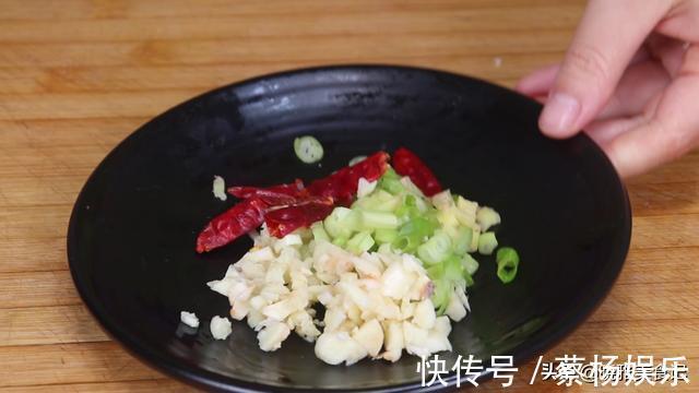 小葱|一个包菜加2个番茄，简单一做，原来这么好吃，营养又美味，真香