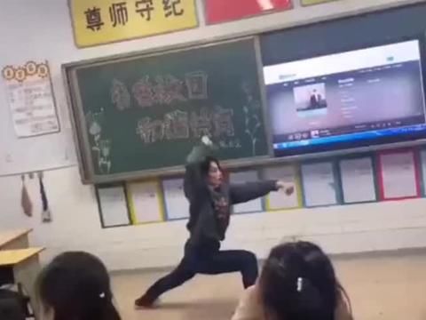 孩子|妈妈家长会上表演“才艺”，大家纷纷鼓掌：没人敢欺负孩子了