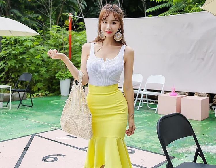 发型|衣装宽松服饰的小姐姐,发型看起来也非常有个性,展现出柔美气息