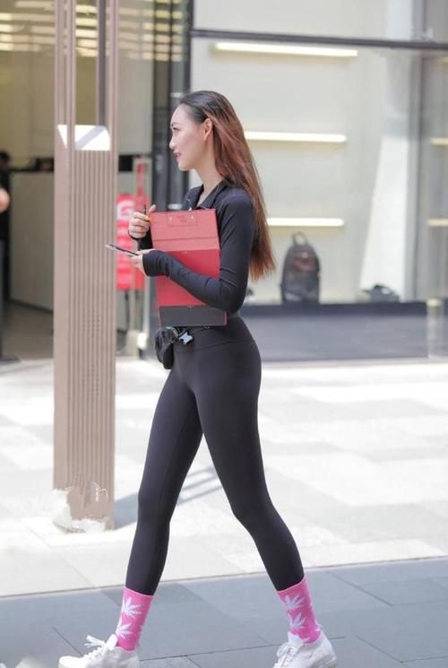 百搭|骨感美女健身裤，配休闲上衣，时尚百搭运动风！