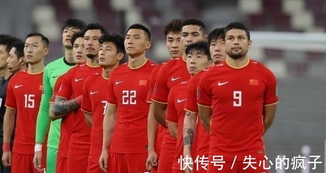 球迷|4场比赛4套阵容,20分钟后没体能,0:2后球迷深夜揪出国足罪人