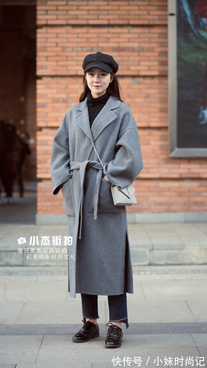 街拍|武汉街拍,白T恤搭配条纹阔腿裤,简约随意又百搭