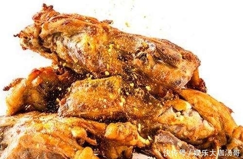 饮料|阿姨早餐店卖鸡架,用油饼卷着吃,老板怕食客噎到又推出饮料