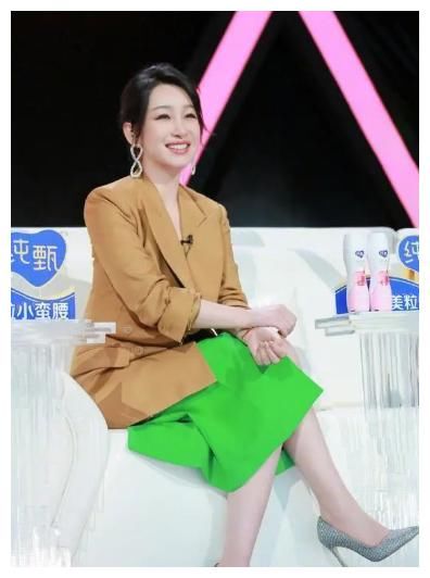 女人到了中年，切忌穿这2个颜色，多穿另外6个，更能显白减龄