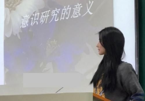 武汉大学“美女教师”走红网络，网友喊话考武大，本人做出回应