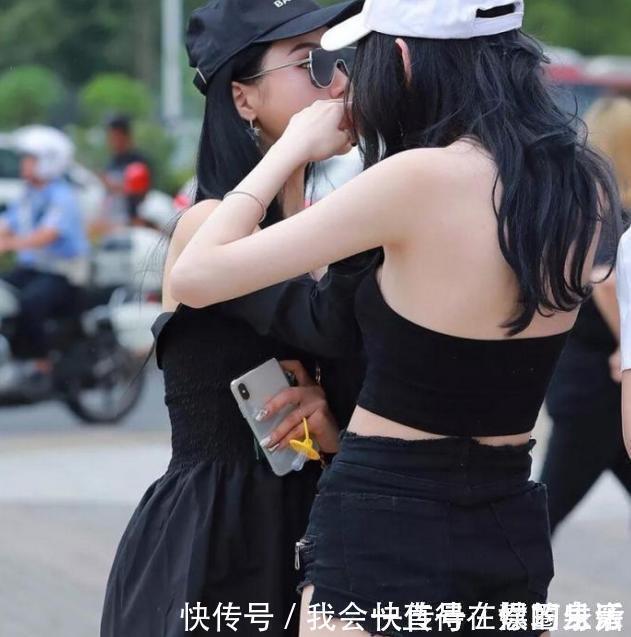 搭配 黑色挂脖露肩装搭配黑色小短裤,清凉迷人,尽显大长腿