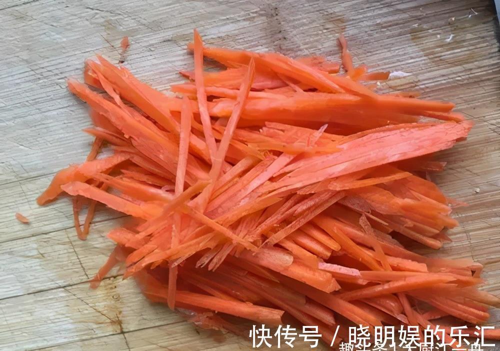 鸡蛋饼|洋葱又出新吃法啦,好看好吃又解馋,炎热的夏季吃正合适