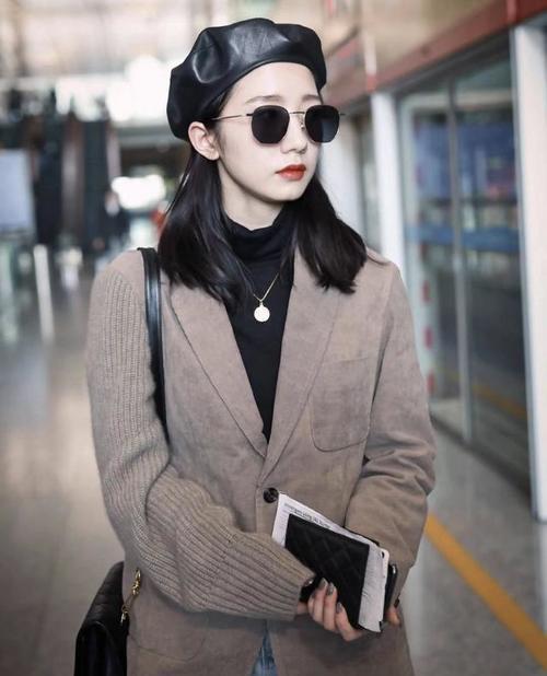 单品|女明星太美啦,蓝色及脚腕大衣搭配米色毛衣,时尚感满满