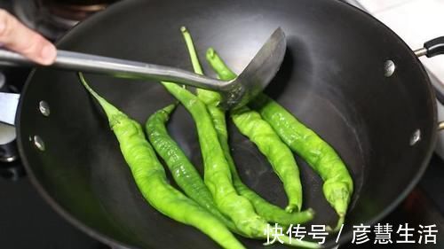 这才是辣椒拌皮蛋的正确做法，香辣下饭，上桌就抢光，吃了还想吃