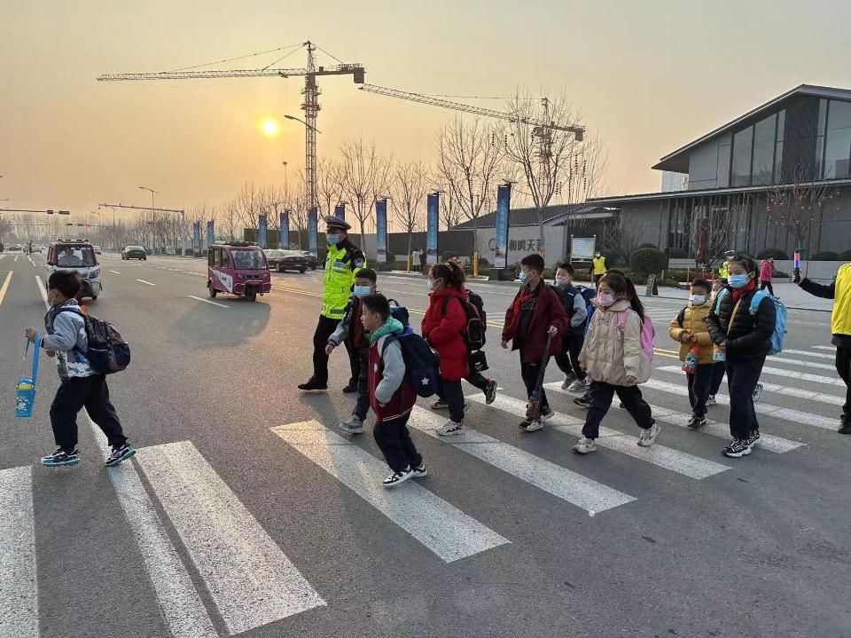 交警护学暖人心   学校致谢送锦旗