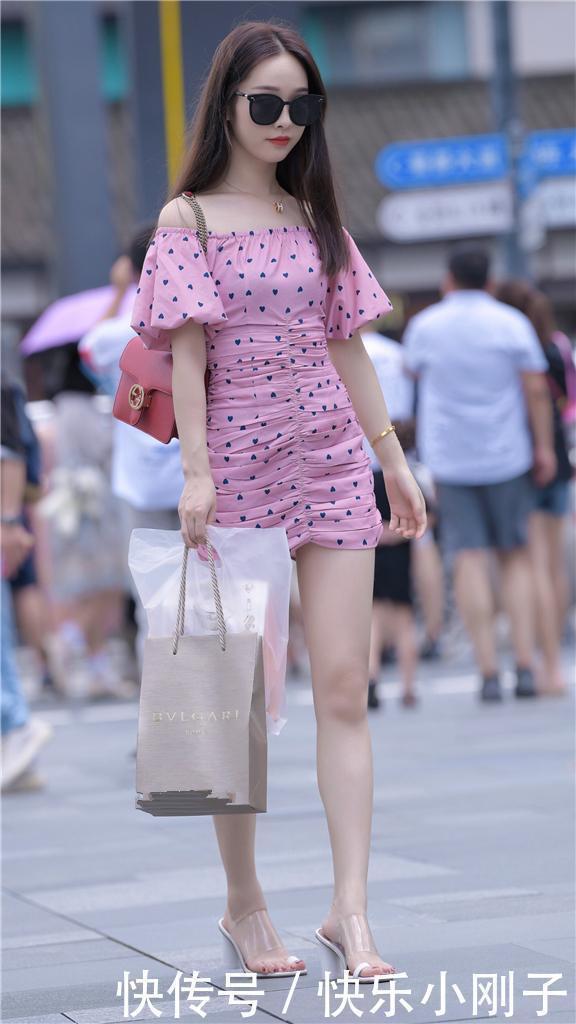 粉色露肩连衣裙，将皮肤衬托得愈显白皙，尽情展现你的娇俏少女风