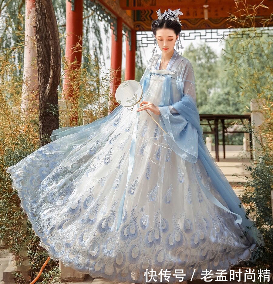 最近火了一种“孔雀”汉服，路人觉得很漂亮，同袍看了却直呼尴尬
