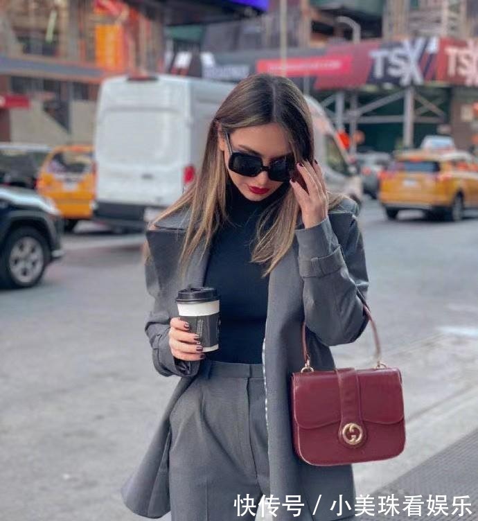 高跟鞋 今秋火了一种穿搭,叫“风衣+烟管裤”,时髦显瘦,谁穿谁美