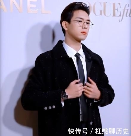 漫画|李现身穿黑色大衣,十分撩人,像漫画中走出来的霸气少年