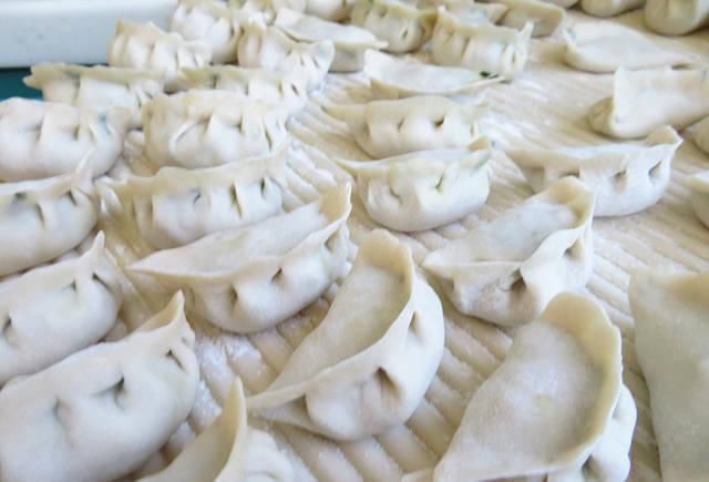 老公调饺子馅,韭菜中加了它,又香还不腻口,我一口气吃30个!