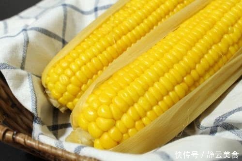  煮玉米，可不能只用清水，学会2招，煮出来的玉米才能又香又糯