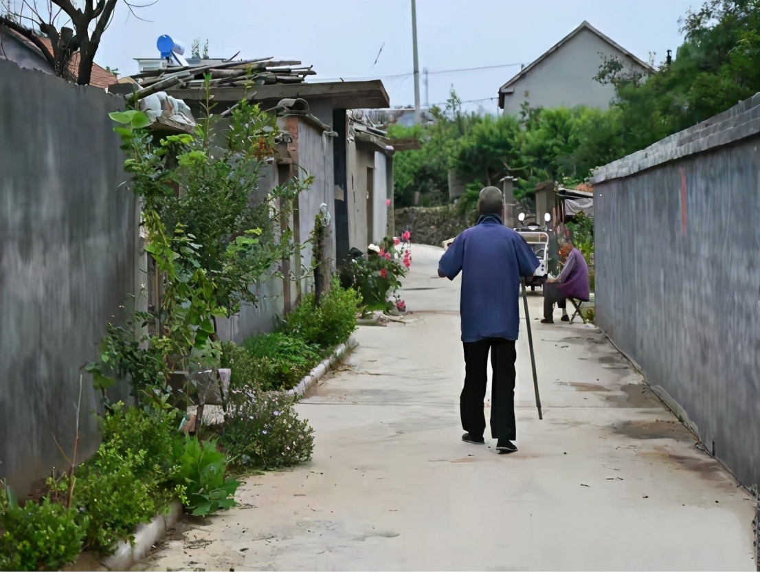 儿孙们|101岁农村爷爷,1天喝半斤白酒,生活方式奇特,逢人便讲长寿经验