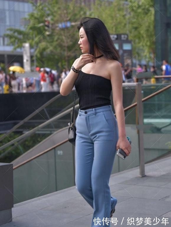 气质|个性女生的穿搭,单吊带衫配直筒裤,穿出了惊艳的美,气质迷人