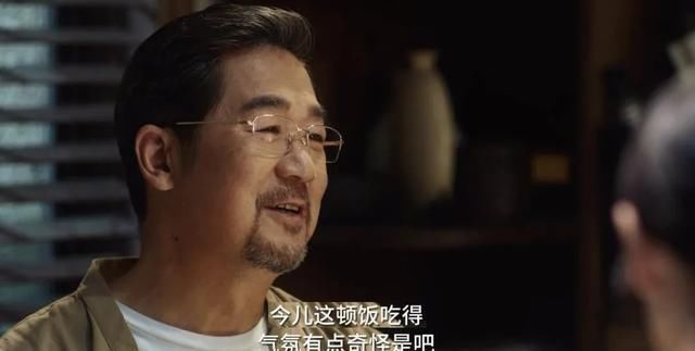 一屋子奇怪的人如此尴尬的吃饭，却道破中国家庭的众生相