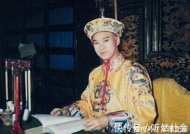 状元$乾隆在殿试出对联选状元,一位考生听完转头就跑,乾隆大喜:状元别跑!