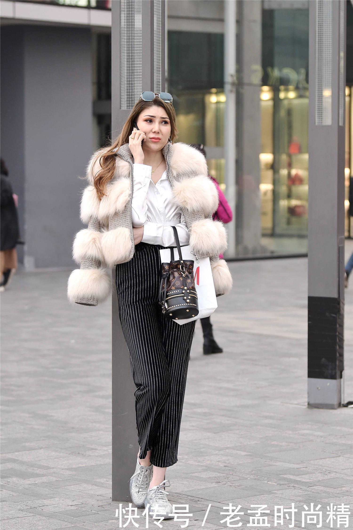 气质|街拍七分的竖条阔腿裤,披着皮草外套,显瘦还显气质