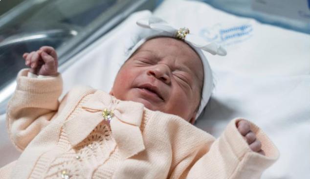 表情包|巴西女宝出生表情走红,怒目圆瞪看着医生,网友:全新表情包来了