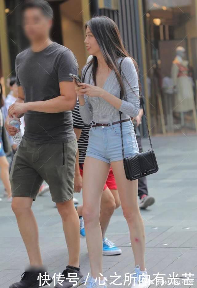 搭配|灰色上衣搭配牛仔短裤,简约时尚,青春可爱