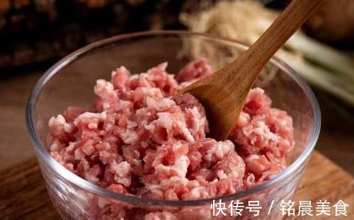 萝卜做馅时,用盐杀水还是下锅焯水?教你一招,味道更香,不出水