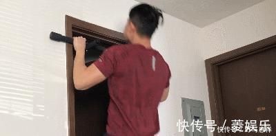 支架|小哥健身只做俯卧撑、深蹲、引体向上,坚持了1个月,看健身效果