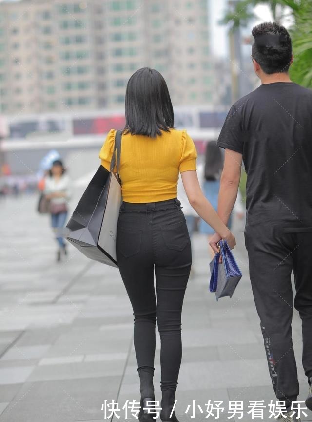 黑色|休闲的衣服搭配粗跟鞋显高级,黑色配亮色时髦感十足