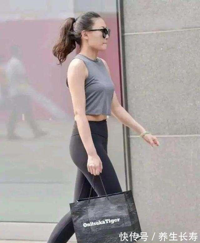 婚纱 灰色无袖上衣搭配黑色打底裤,颜色淡雅,有点儿小成熟的感觉!